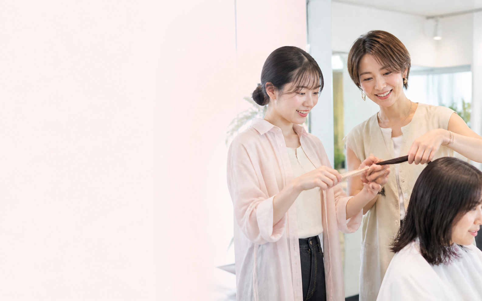 美容学校で学ぶ学生とヘアスタイリスト